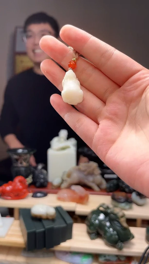 颈饰未镶嵌和田玉吊坠