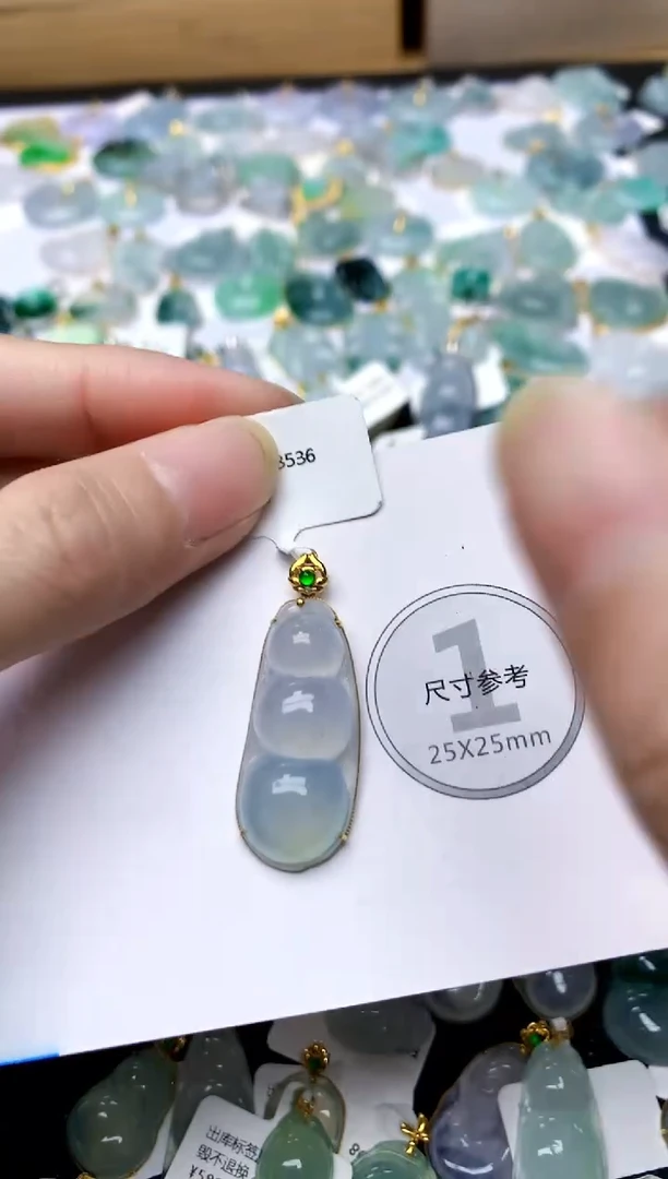 颈饰18K金镶嵌翡翠天然A货翡翠