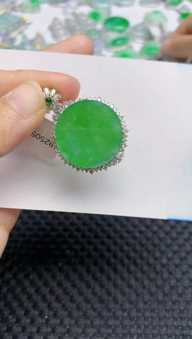 翡翠18K金镶嵌颈饰天然A货翡翠