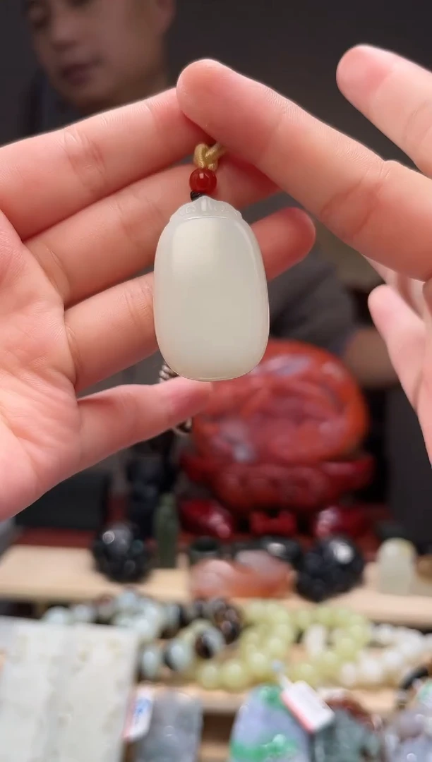 颈饰未镶嵌和田玉吊坠