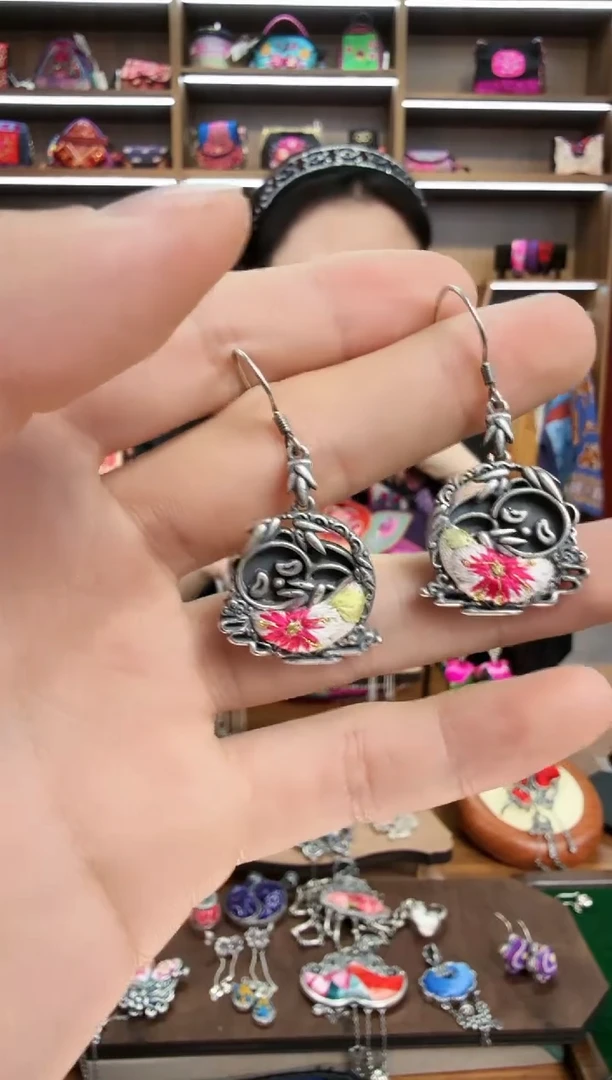 【闪购商品】织绣191蒙阿苏苗绣传承