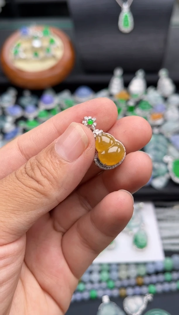 翡翠18K金镶嵌吊坠(不含链)多人