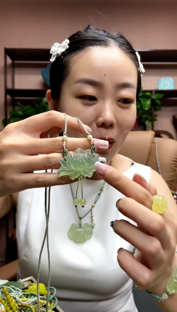 岫玉未镶嵌吊坠多样性发货发其中之一
