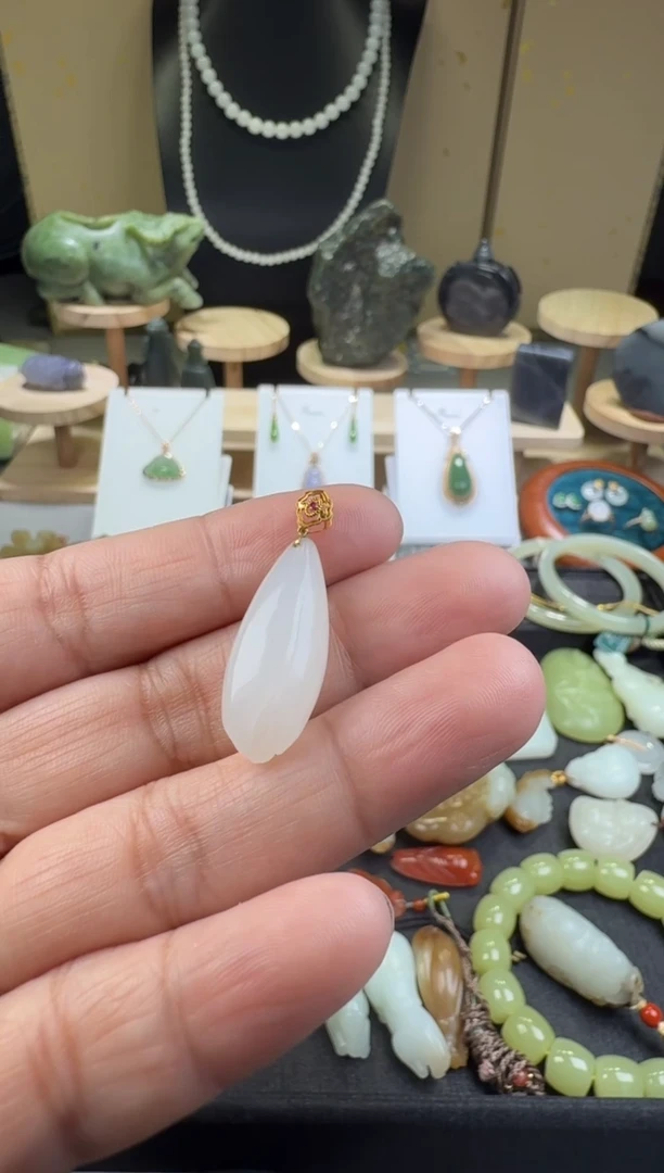 颈饰18K金镶嵌和田玉和田玉