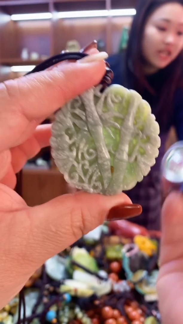 未镶嵌蛇纹石玉吊坠