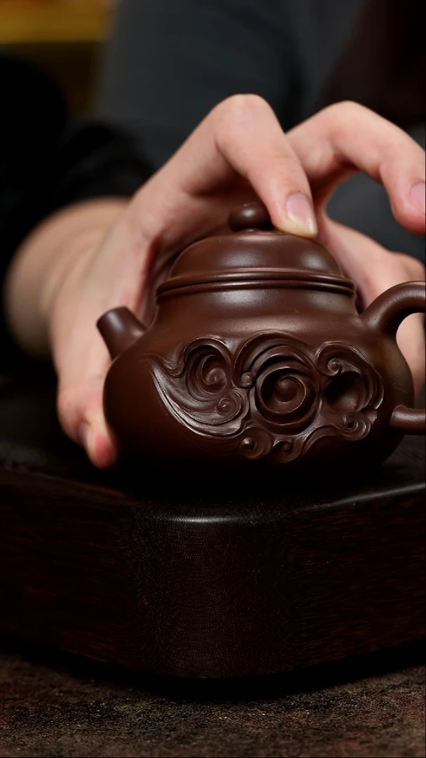 宜兴紫砂极紫泥容天云纹