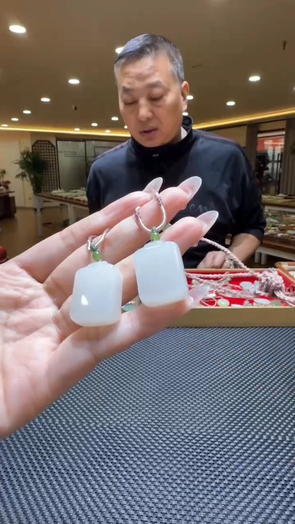 颈饰未镶嵌和田玉挂件多样性发一