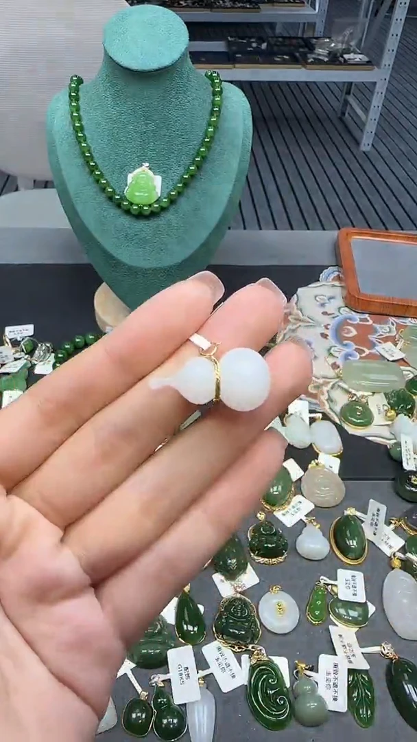 18K金镶嵌和田玉挂件1