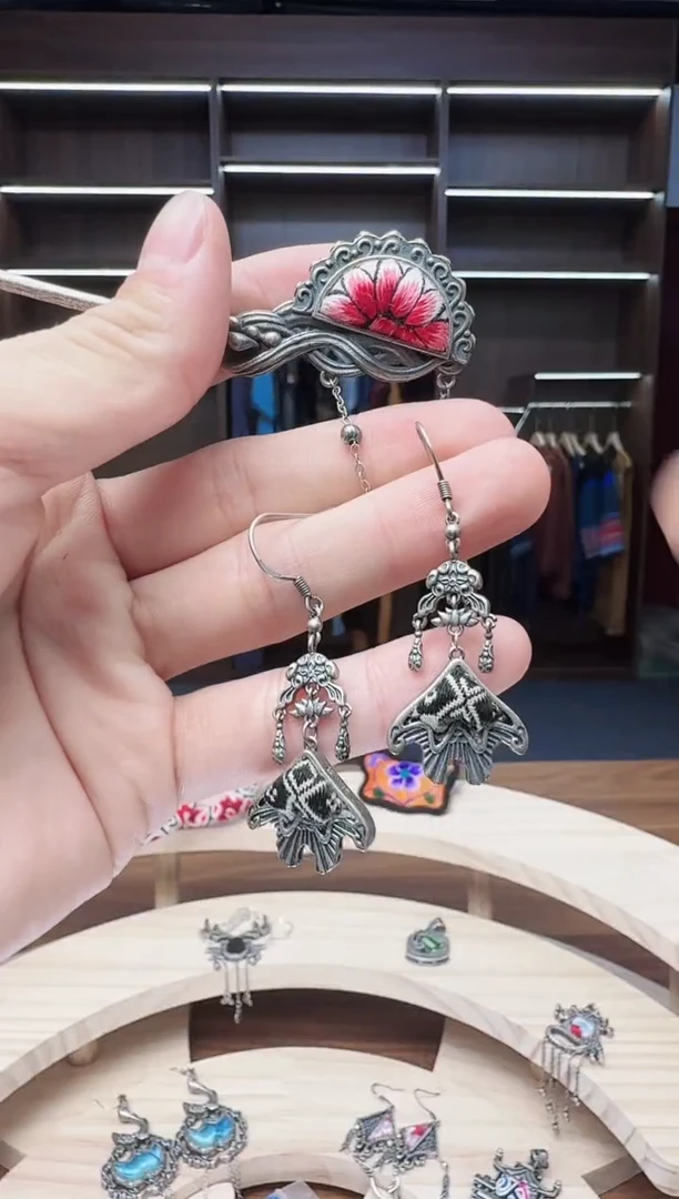 织绣225蒙阿苏苗绣传承