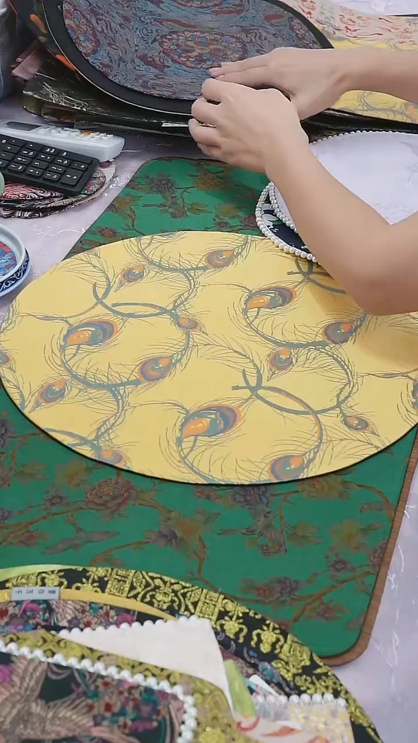 孔雀羽毛圆形茶席