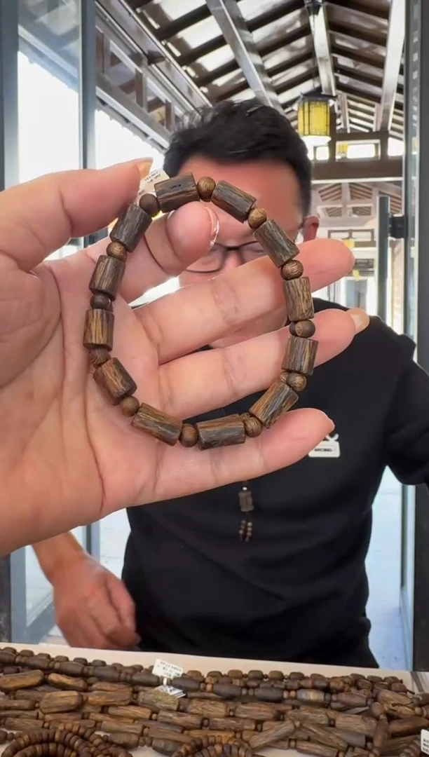 沉香手串卡1.1/8克蓝宝石多样性发货一条