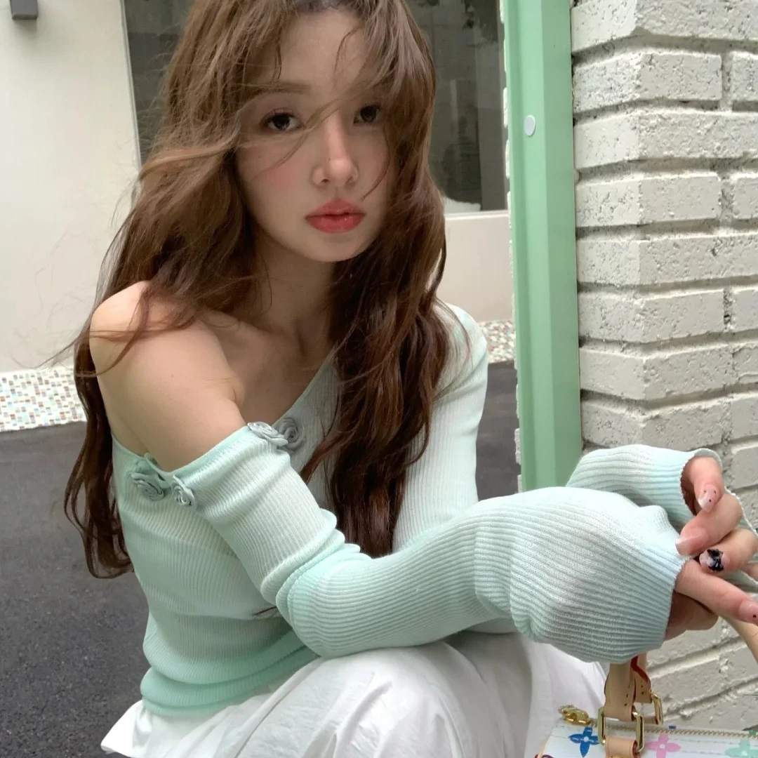 2025夏季新款时尚斜肩针织上衣气质显瘦洋气休闲百搭性感辣妹上衣