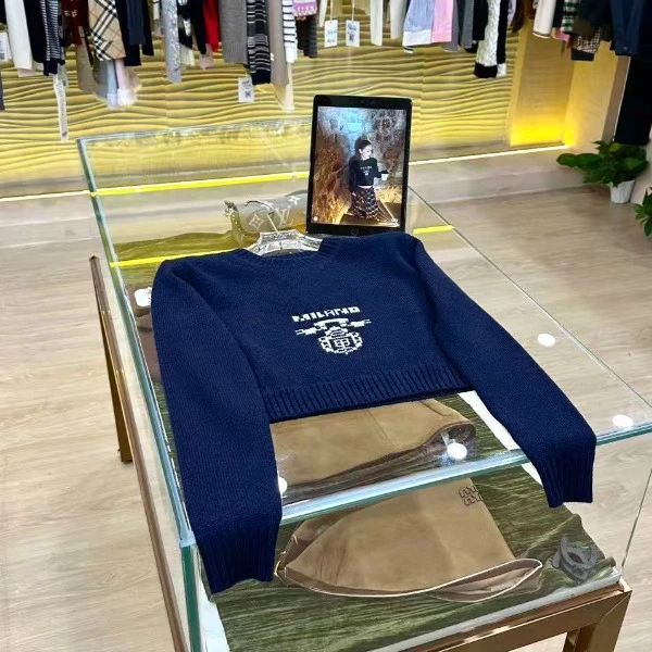 A553【P家】高版本25n落肩袖刺绣厚款长袖圆领毛针织衫奢侈经典毛衣