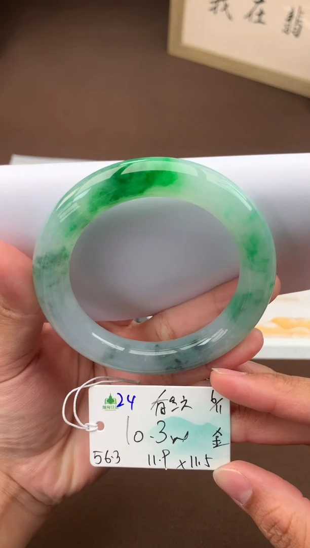 翡翠手镯未镶嵌自带#618活动#，联系客服核对地址~