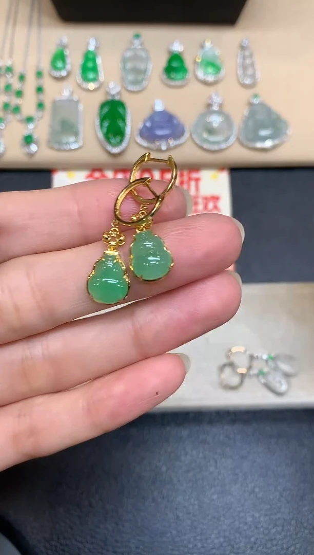 18K金镶嵌翡翠耳饰葫芦【无服务费