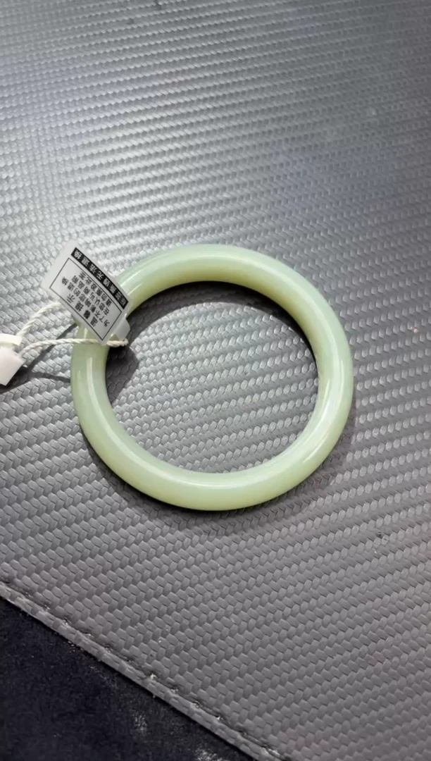 未镶嵌手镯和田玉且末近矿微色差59+手镯确认返100米