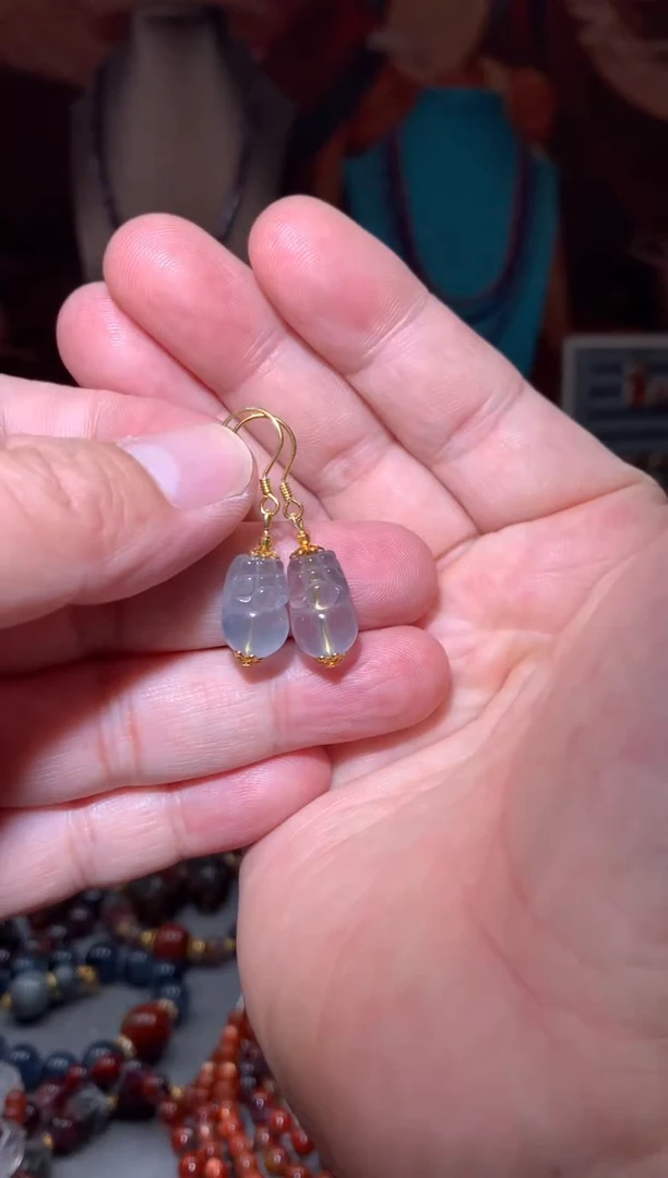 未镶嵌珠宝半成品水晶蓝兔毛貔貅耳钩，多样性