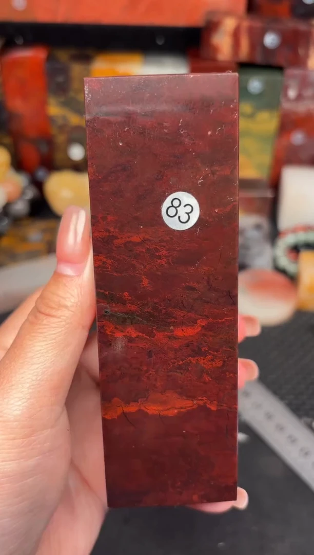 玉桂林鸡血玉摆件 编号：83