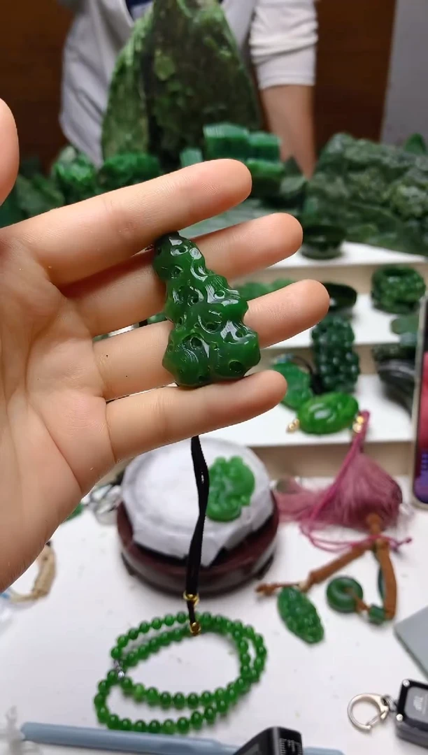 颈饰未镶嵌和田玉（碧玉）0