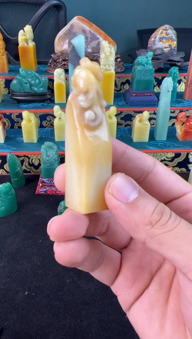寿山石红白芙蓉松鼠章