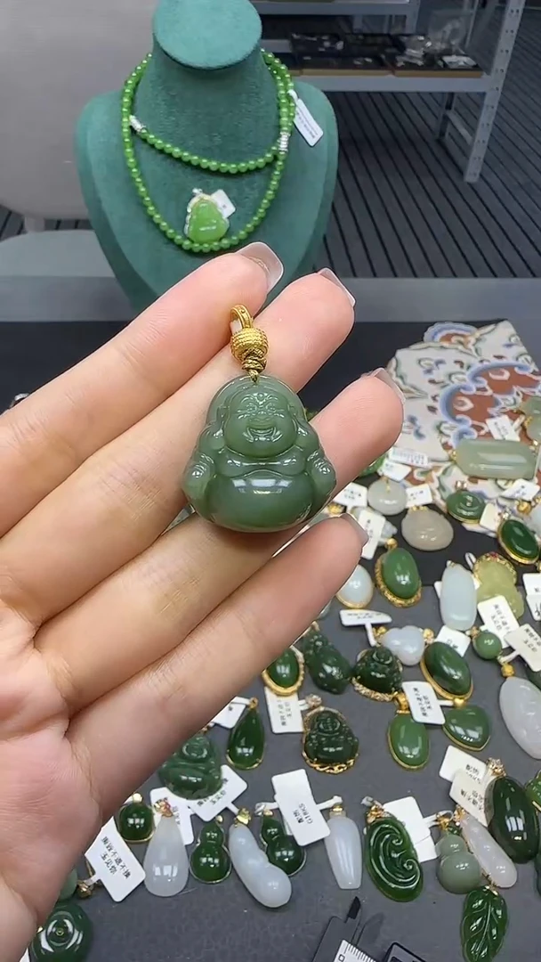 18K金镶嵌和田玉挂件1