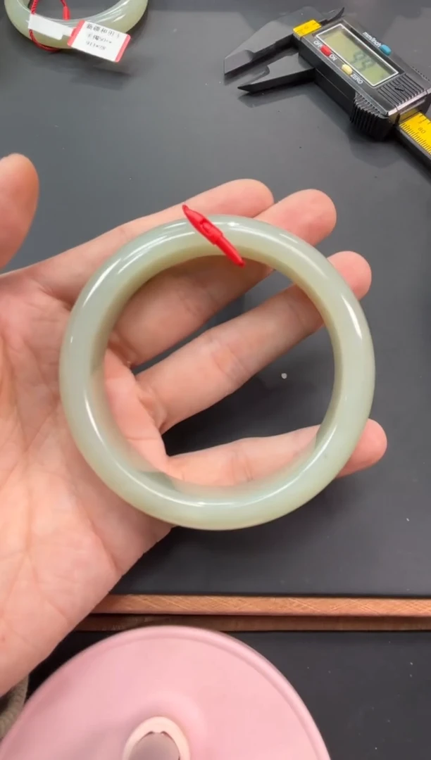 【闪购商品】和田玉手镯未镶嵌且末微色差近矿62