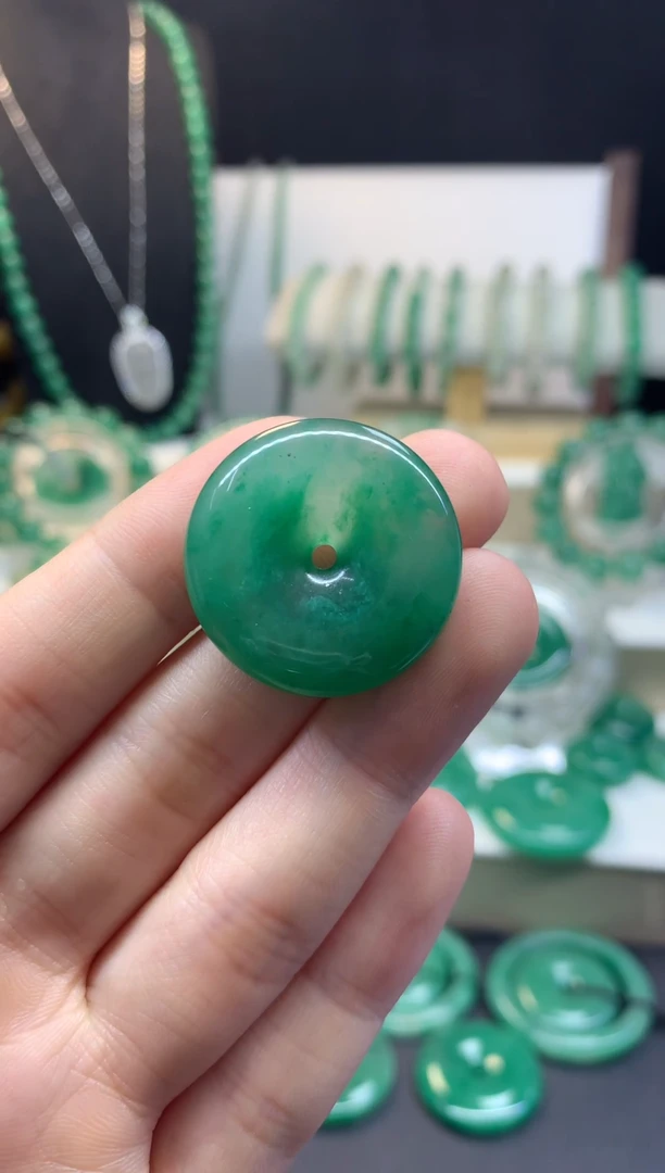 吊坠(不含链)未镶嵌石英质玉（非洲翠）28mm平安扣