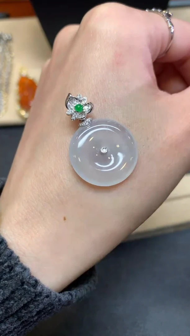 【闪购商品】翡翠颈饰18K金镶嵌平安扣【无服务费】