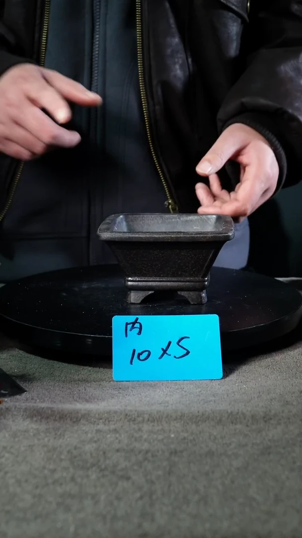 A宜兴紫砂小花盆