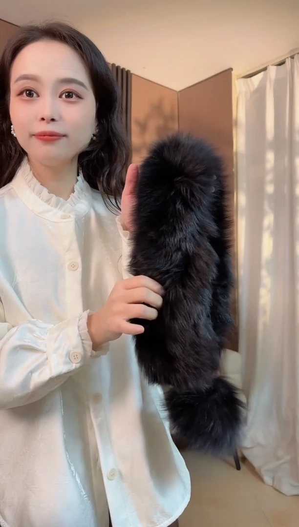 狐狸毛狐狸毛毛领围脖。黑色