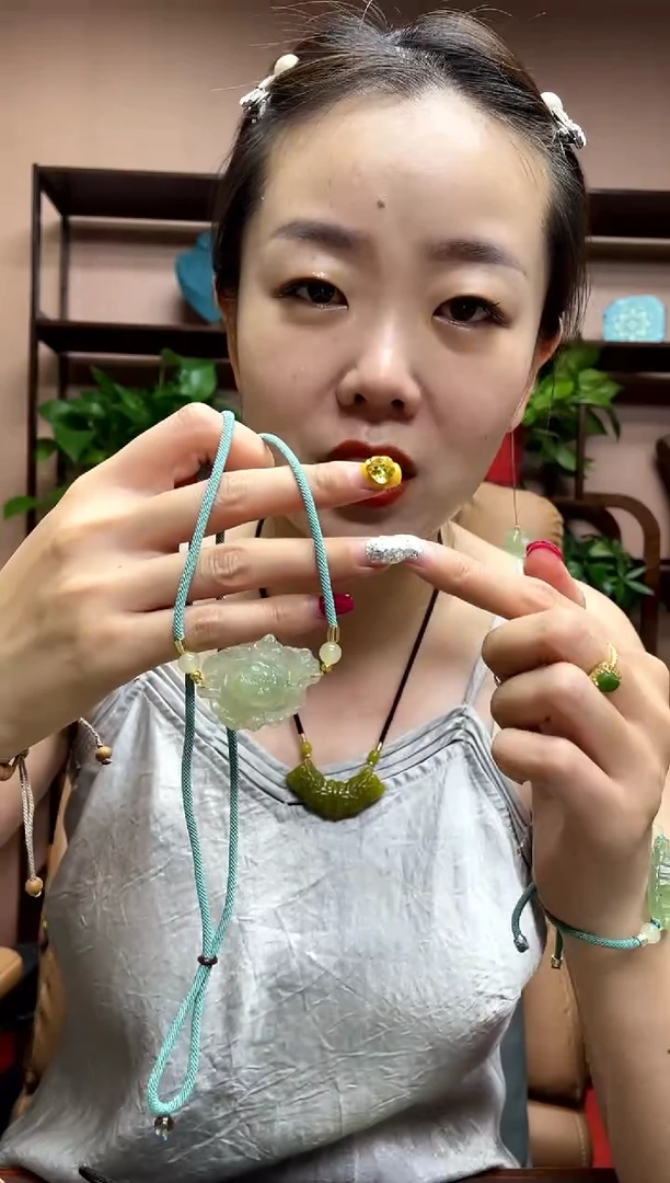 岫玉未镶嵌吊坠多样性发货发其中之一