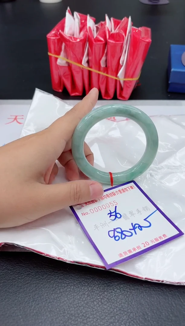 翡翠手镯未镶嵌1
