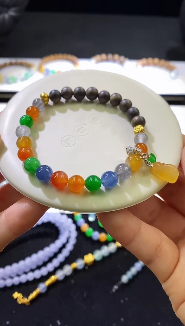 未镶嵌挂件翡翠半串9.8W，滴溜另算