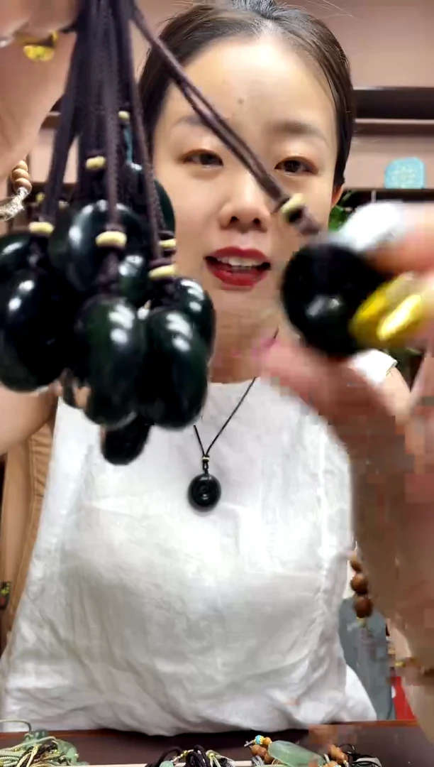 岫玉未镶嵌颈饰多样性发货发其中之一