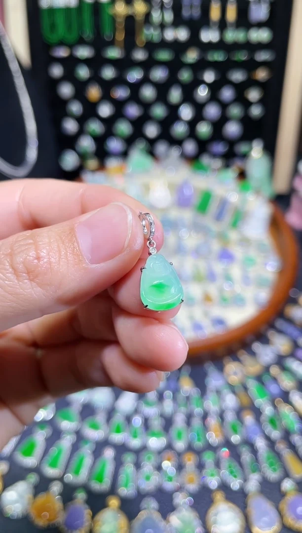 颈饰18K金镶嵌翡翠高冰胶金丝阳佛公吊坠