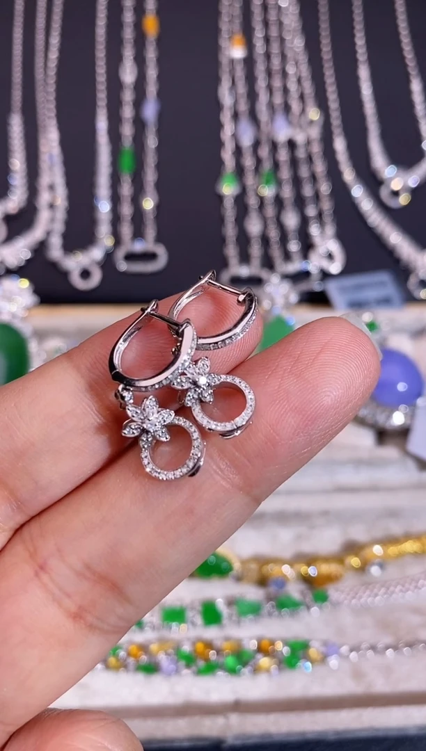 18K金镶嵌耳饰钻石耳饰