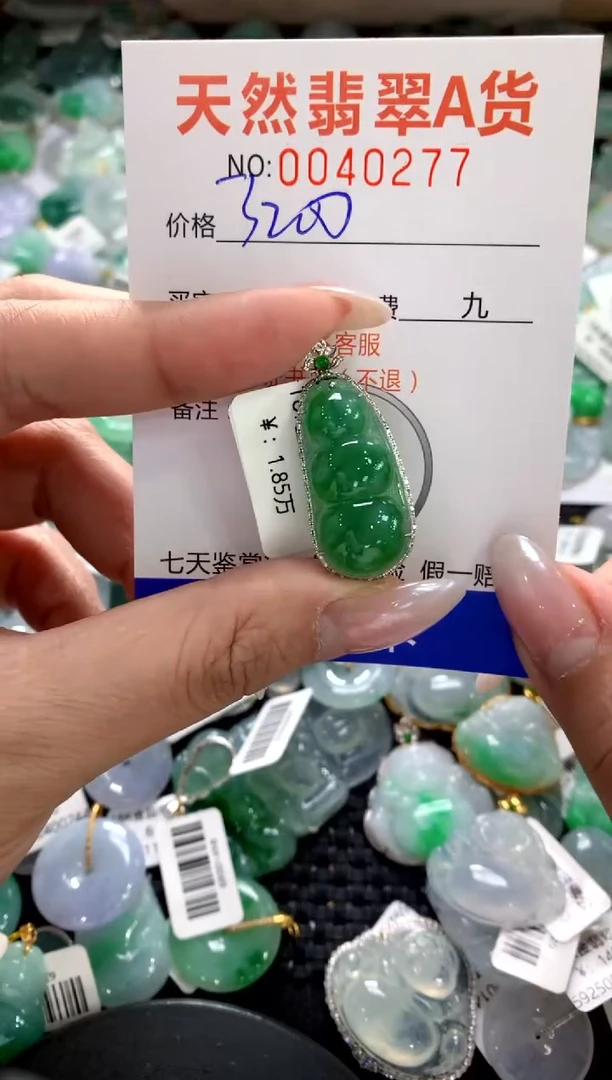 颈饰18K金镶嵌翡翠1111111111111111