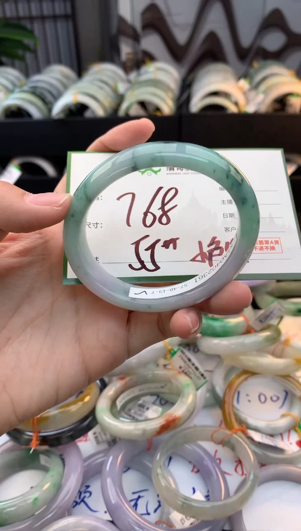 未镶嵌定制翡翠毛货需精细抛光+多人