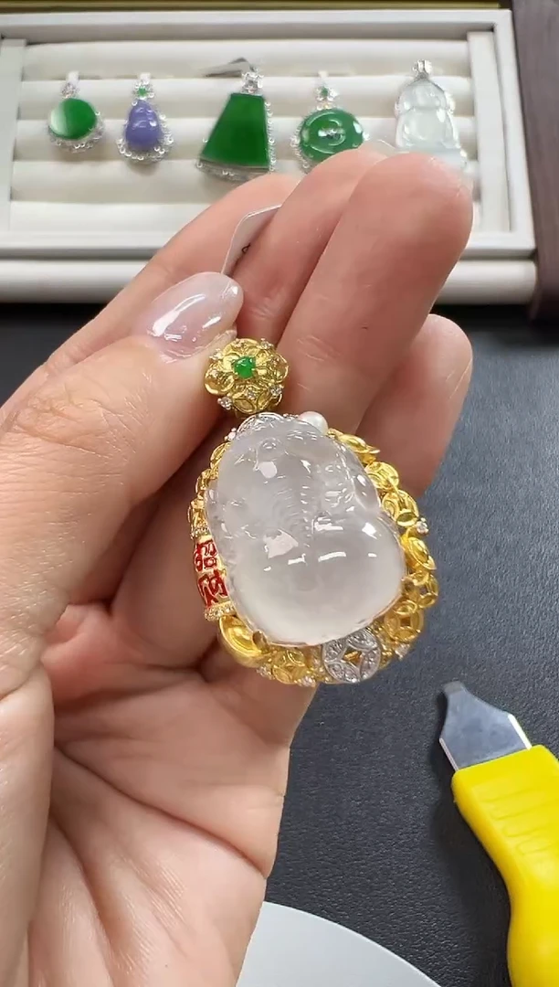 颈饰18K金镶嵌翡翠KLIJ1212-054