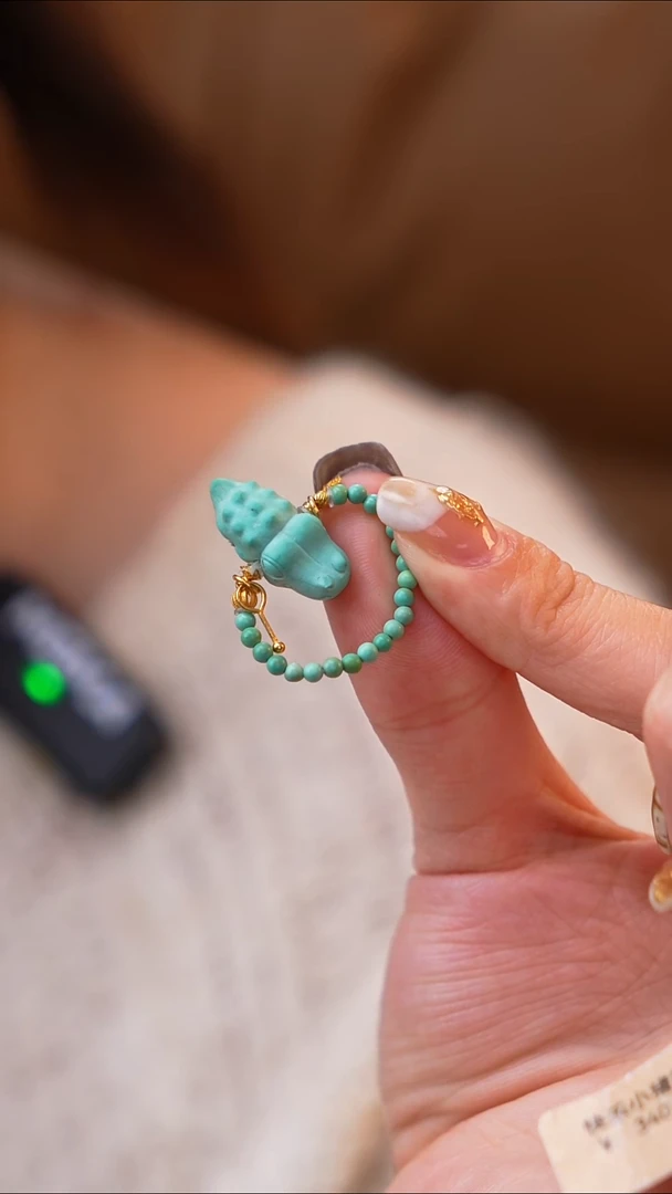 18K金镶嵌绿松石雕刻件金融大鳄