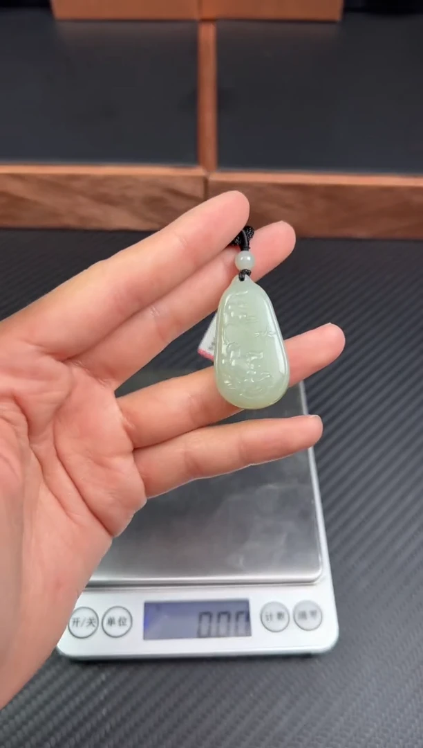 【闪购商品】和田玉吊坠(赠链)未镶嵌且末微色差近矿