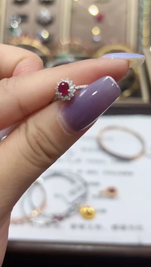 戒指18K金镶嵌红宝石.