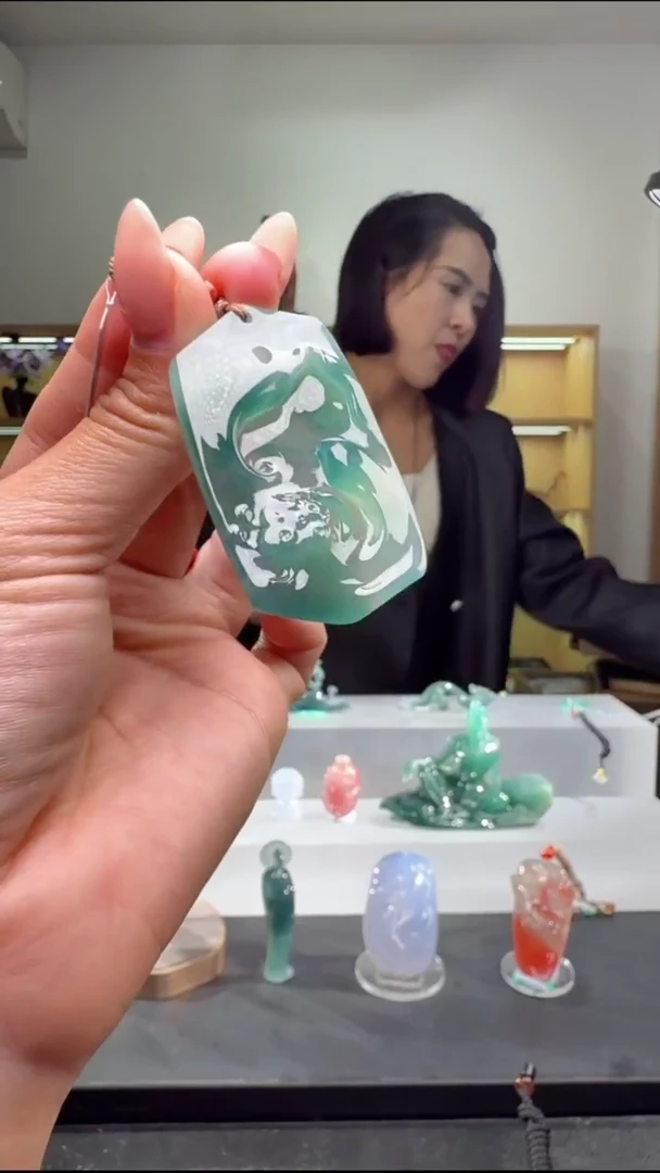 吊坠(赠链)未镶嵌翡翠吊坠