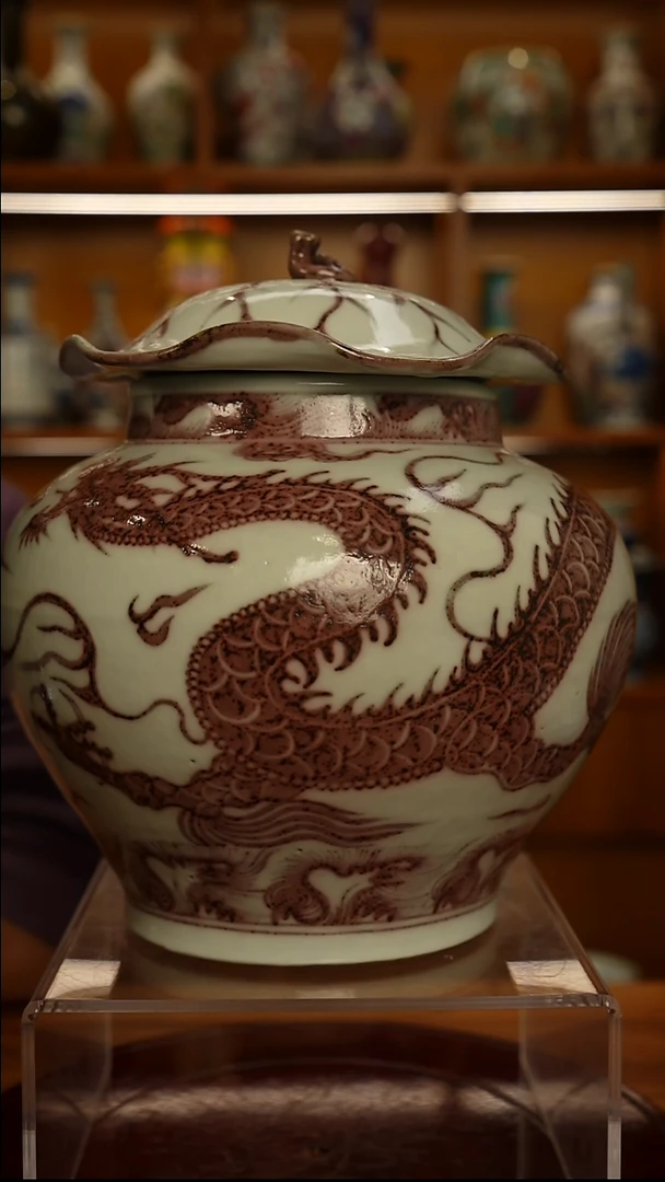 其他瓷釉里红荷叶盖罐