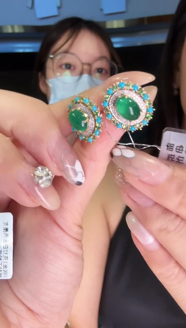 18K金镶嵌耳饰祖母绿3.5ct