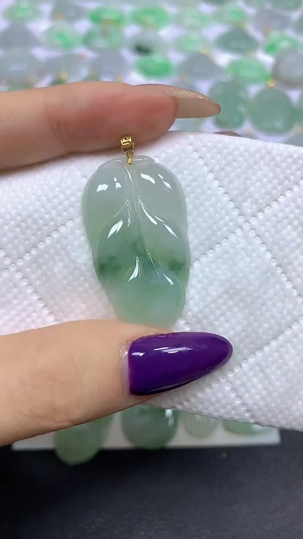 颈饰18K金镶嵌翡翠