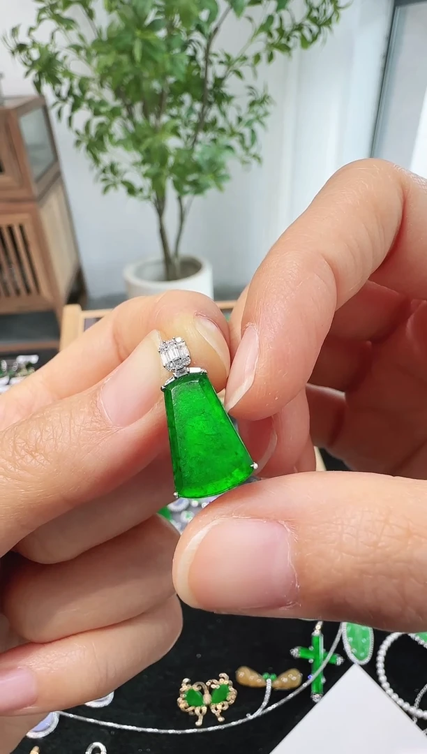 颈饰18K金镶嵌翡翠00016800