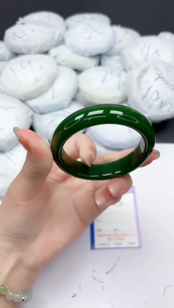 未镶嵌手镯石英质玉235/55.1