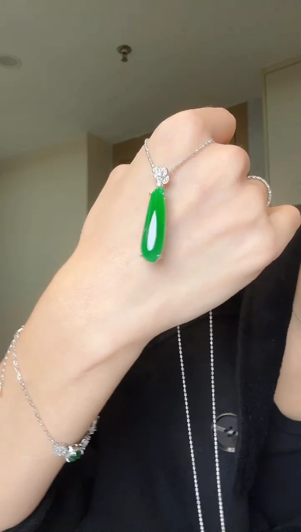 【闪购商品】翡翠吊坠(不含链)银S925镶嵌天然翡翠吊坠