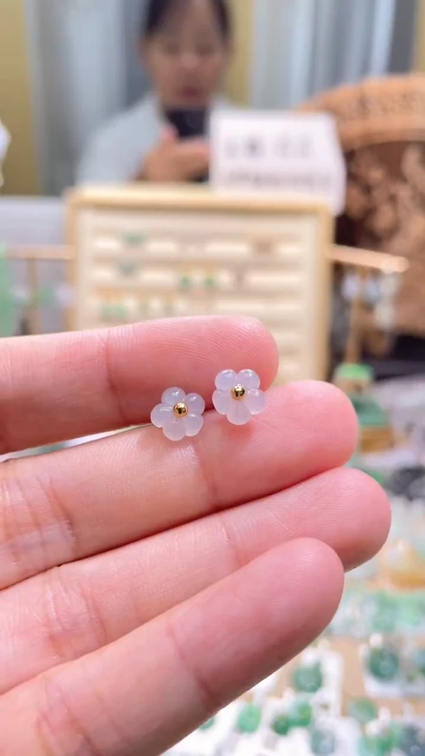 颈饰未镶嵌翡翠花一对耳钉